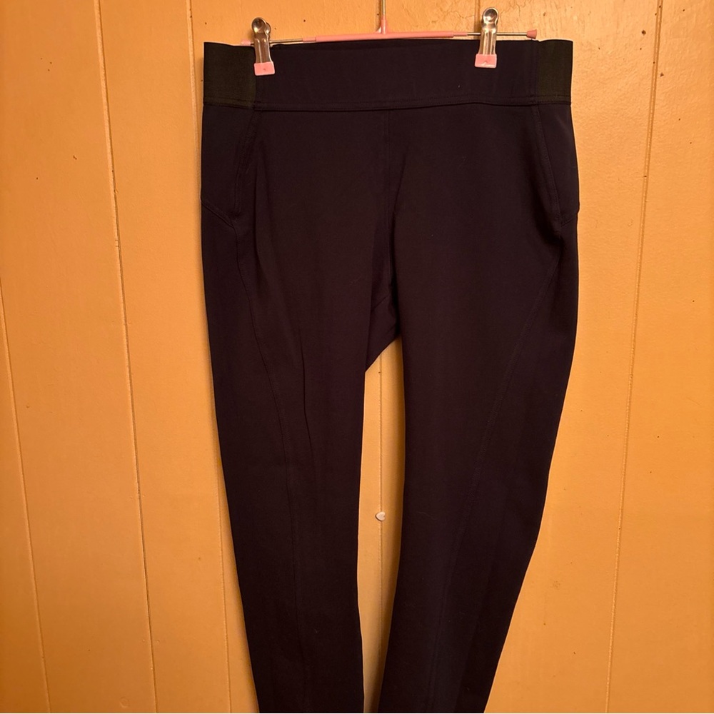 Simply Vera Vera Wang Navy with Black Stretch per side. Size M